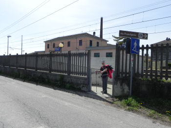 Giuseppe in arrivo al sottopasso della stazione ferroviaria di San Germano Vercellese (36977 bytes)